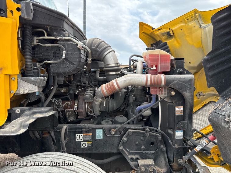 image for item EJ4587 2021 Kenworth T680 semi truck