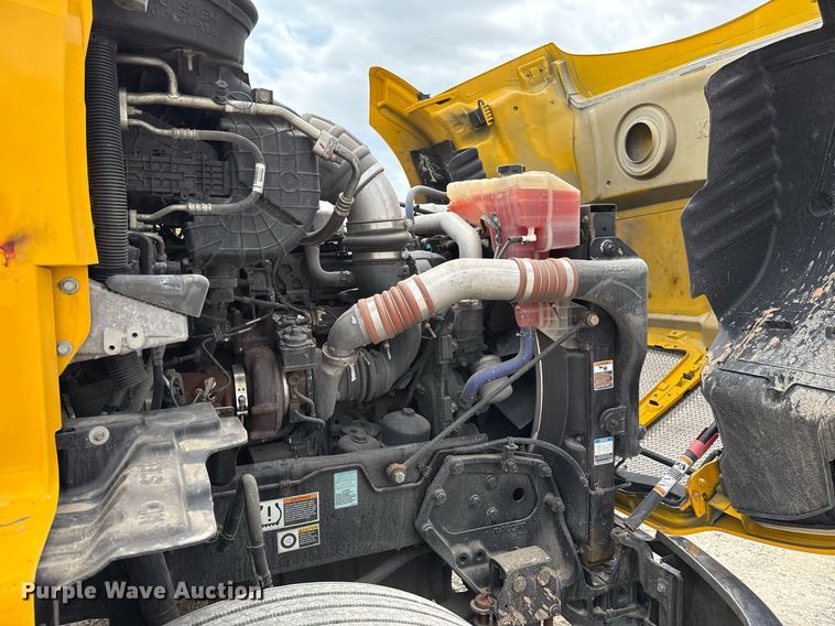 image for item EJ4587 2021 Kenworth T680 semi truck