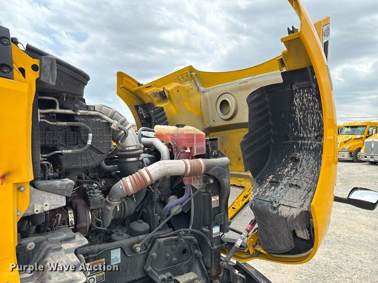 image for item EJ4587 2021 Kenworth T680 semi truck