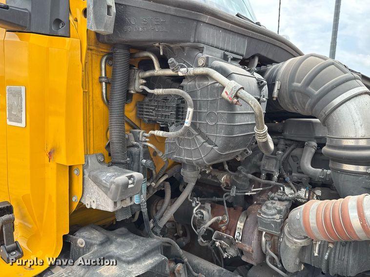 image for item EJ4587 2021 Kenworth T680 semi truck