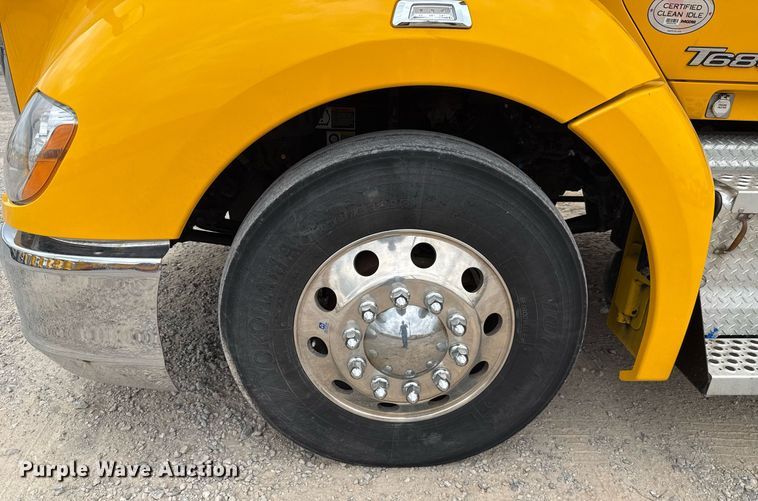 image for item EJ4587 2021 Kenworth T680 semi truck