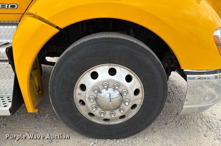 image for item EJ4587 2021 Kenworth T680 semi truck