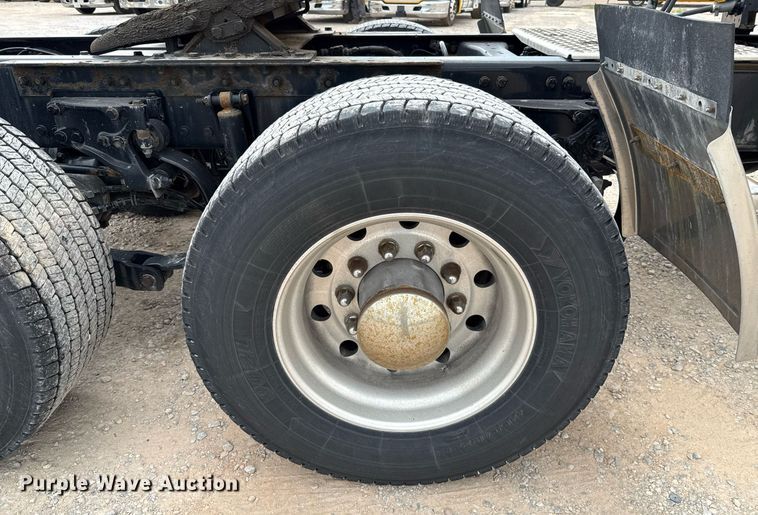 image for item EJ4587 2021 Kenworth T680 semi truck