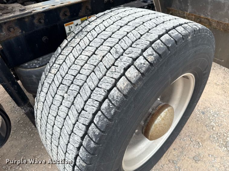 image for item EJ4587 2021 Kenworth T680 semi truck