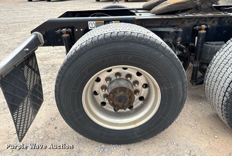 image for item EJ4587 2021 Kenworth T680 semi truck