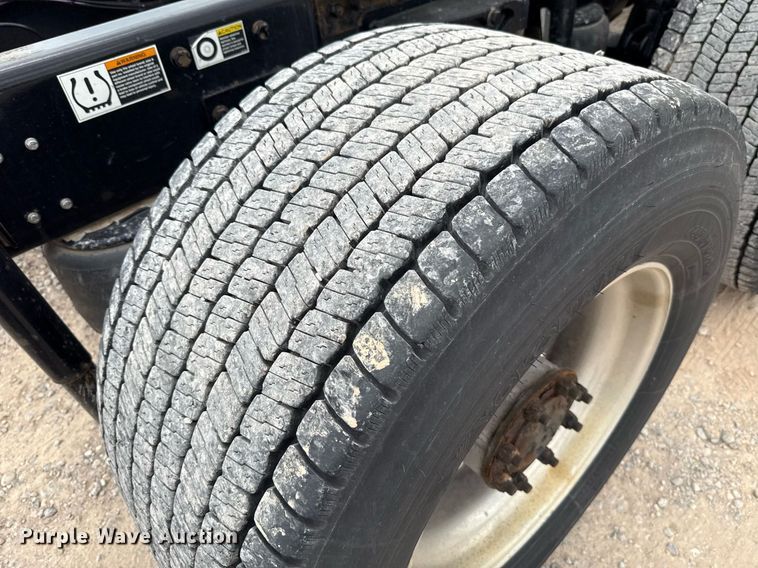 image for item EJ4587 2021 Kenworth T680 semi truck