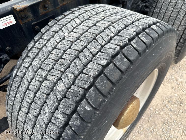 image for item EJ4587 2021 Kenworth T680 semi truck