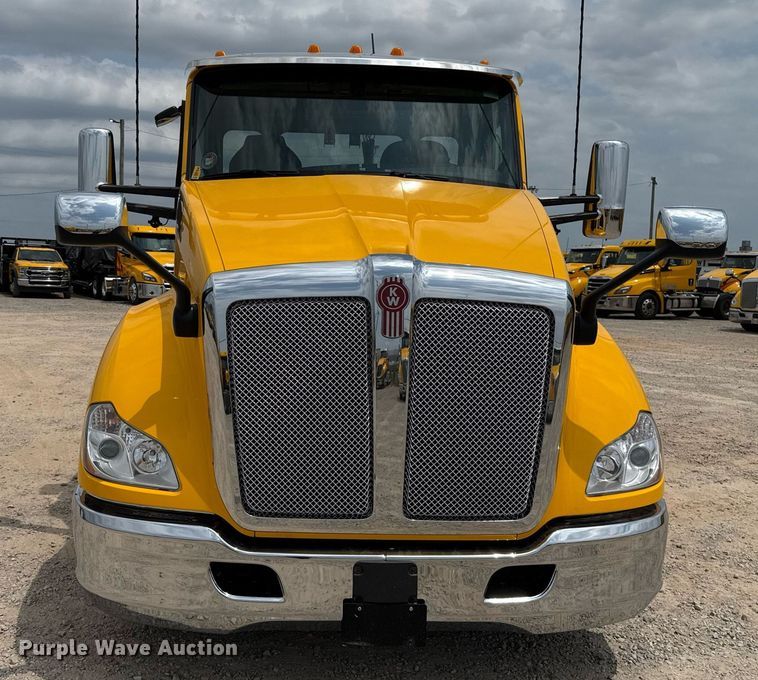 image for item EJ4588 2022 Kenworth T680 semi truck
