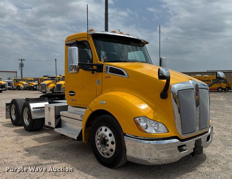image for item EJ4588 2022 Kenworth T680 semi truck