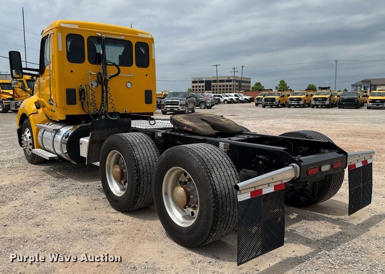 image for item EJ4588 2022 Kenworth T680 semi truck