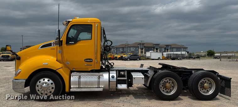 image for item EJ4588 2022 Kenworth T680 semi truck