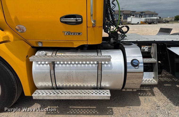 image for item EJ4588 2022 Kenworth T680 semi truck