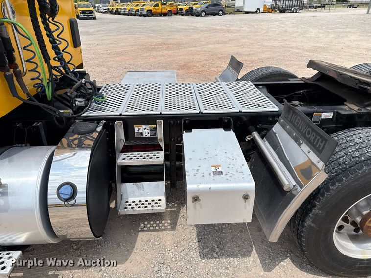 image for item EJ4588 2022 Kenworth T680 semi truck