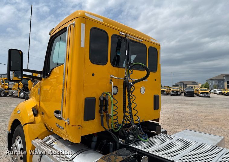 image for item EJ4588 2022 Kenworth T680 semi truck