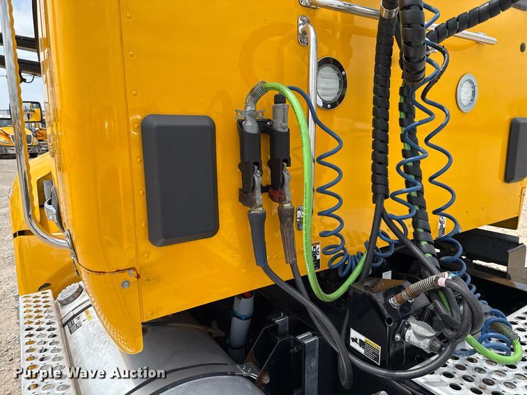 image for item EJ4588 2022 Kenworth T680 semi truck