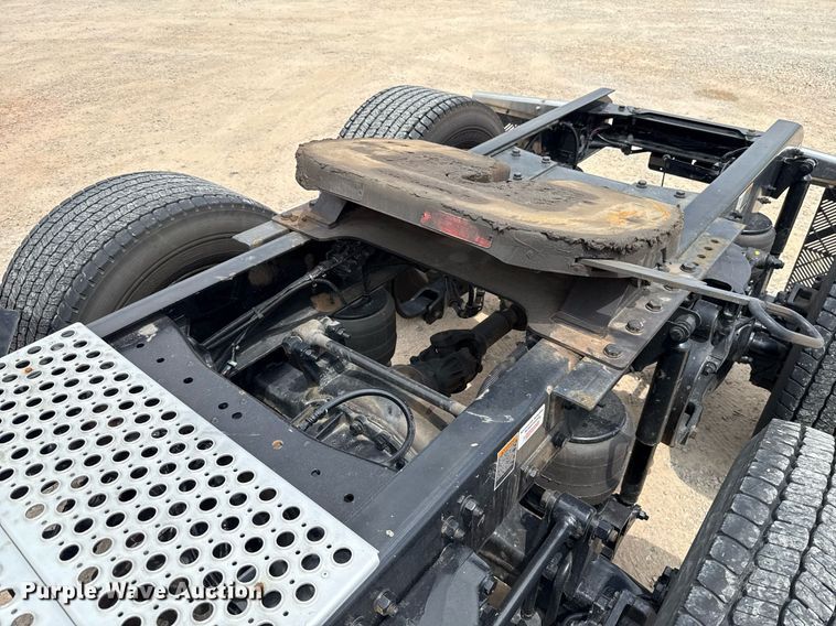 image for item EJ4588 2022 Kenworth T680 semi truck