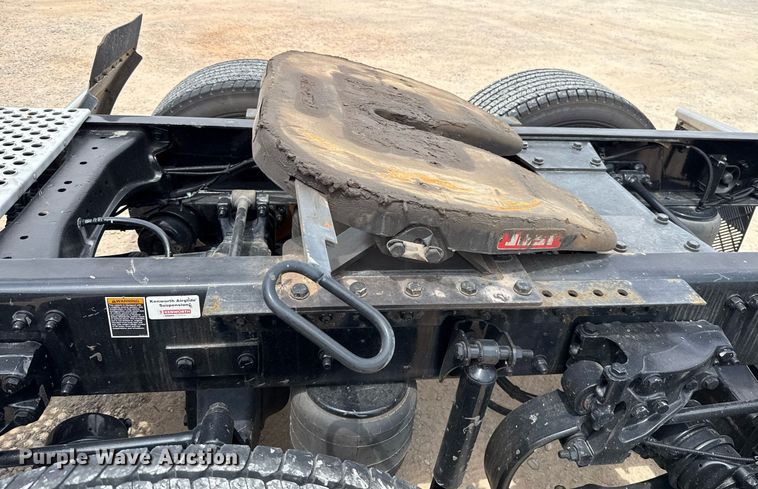 image for item EJ4588 2022 Kenworth T680 semi truck