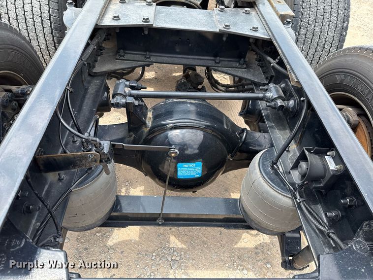 image for item EJ4588 2022 Kenworth T680 semi truck