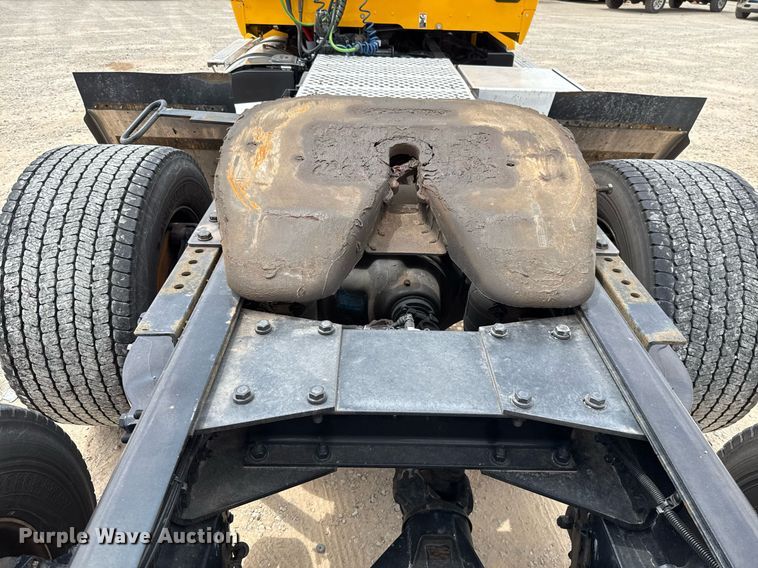 image for item EJ4588 2022 Kenworth T680 semi truck