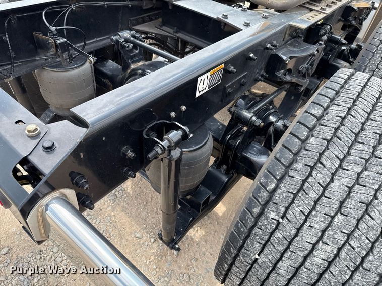 image for item EJ4588 2022 Kenworth T680 semi truck