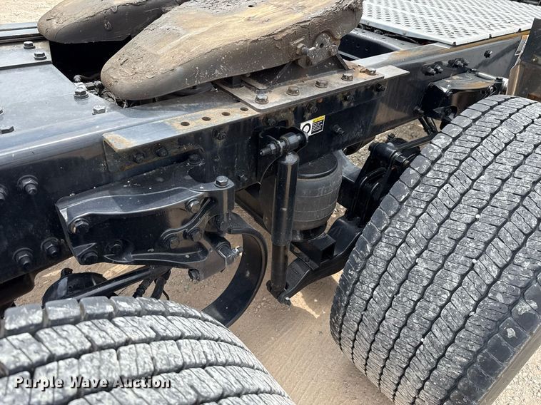 image for item EJ4588 2022 Kenworth T680 semi truck