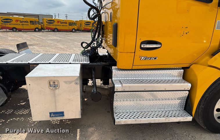 image for item EJ4588 2022 Kenworth T680 semi truck