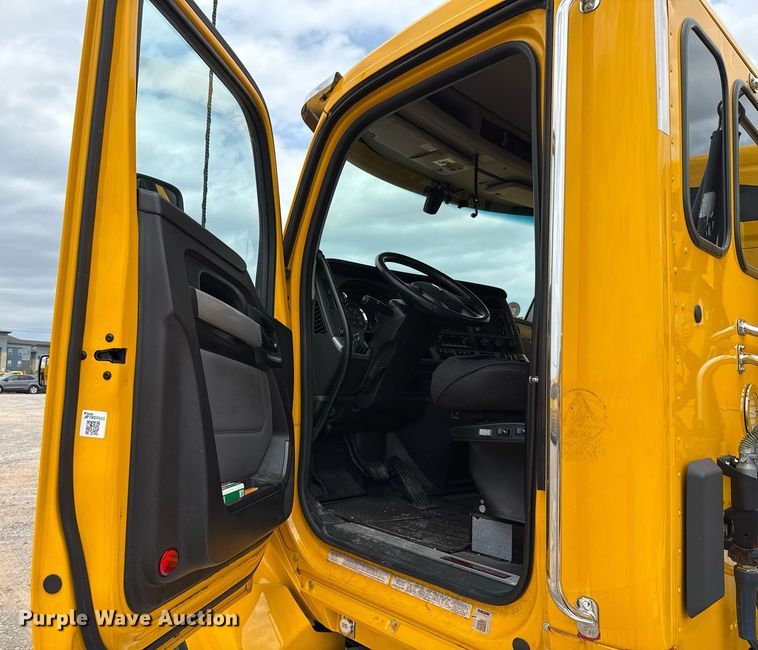 image for item EJ4588 2022 Kenworth T680 semi truck