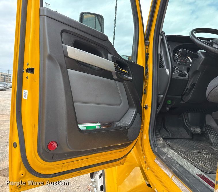 image for item EJ4588 2022 Kenworth T680 semi truck