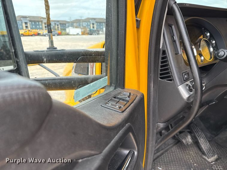 image for item EJ4588 2022 Kenworth T680 semi truck