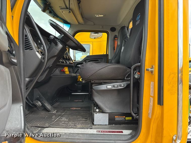 image for item EJ4588 2022 Kenworth T680 semi truck