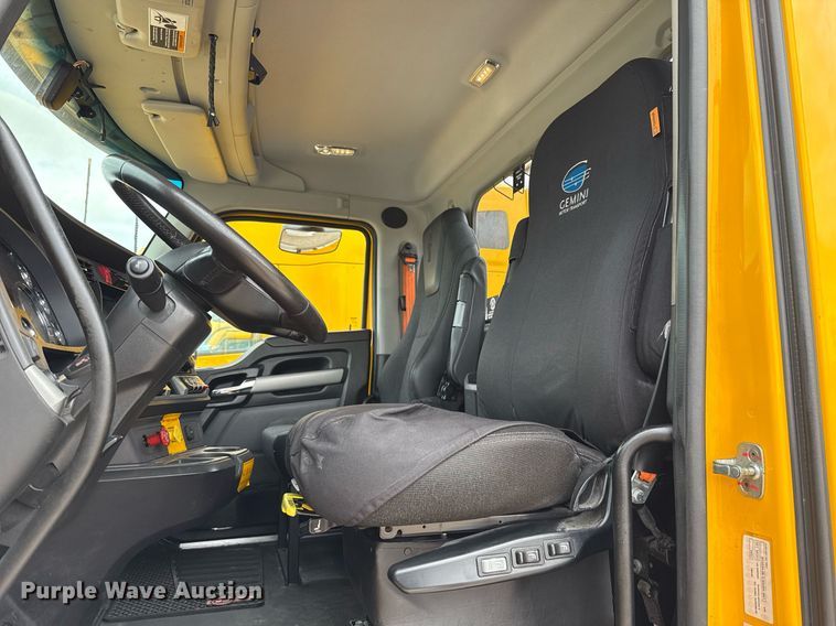 image for item EJ4588 2022 Kenworth T680 semi truck