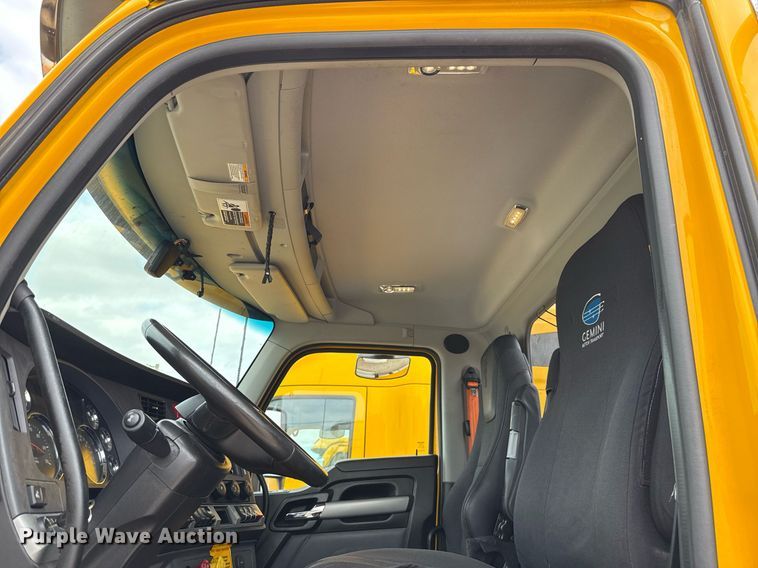 image for item EJ4588 2022 Kenworth T680 semi truck