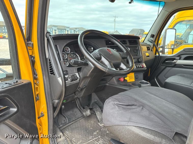 image for item EJ4588 2022 Kenworth T680 semi truck