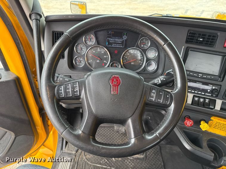 image for item EJ4588 2022 Kenworth T680 semi truck