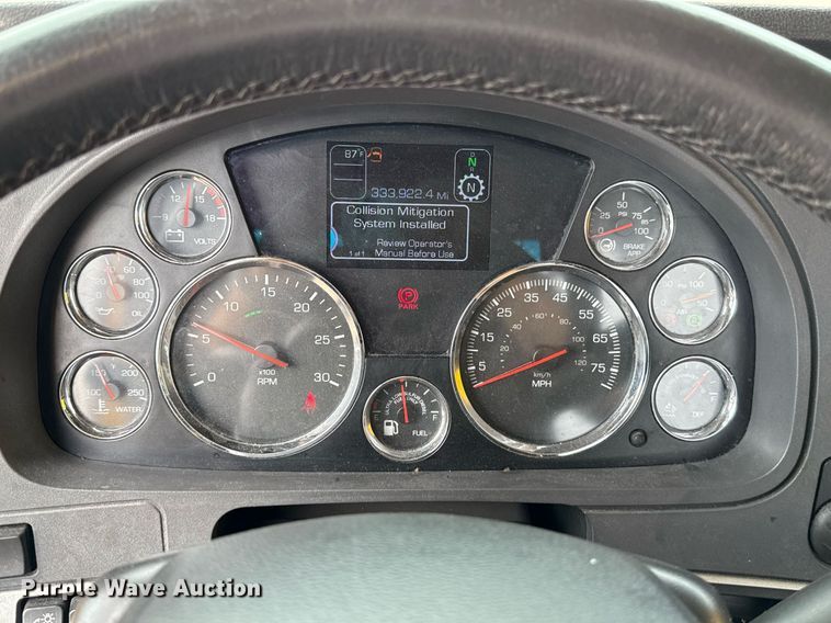 image for item EJ4588 2022 Kenworth T680 semi truck