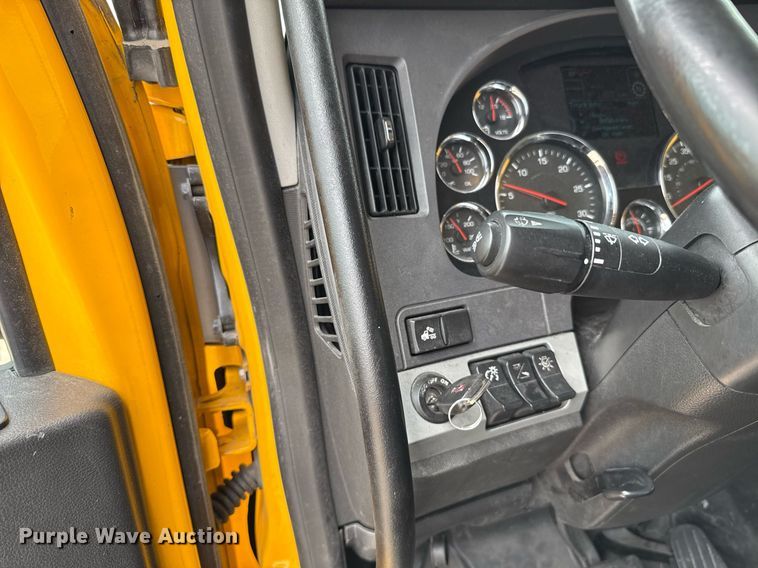 image for item EJ4588 2022 Kenworth T680 semi truck