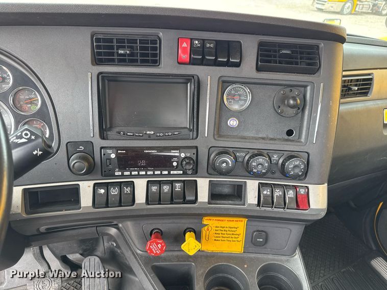 image for item EJ4588 2022 Kenworth T680 semi truck