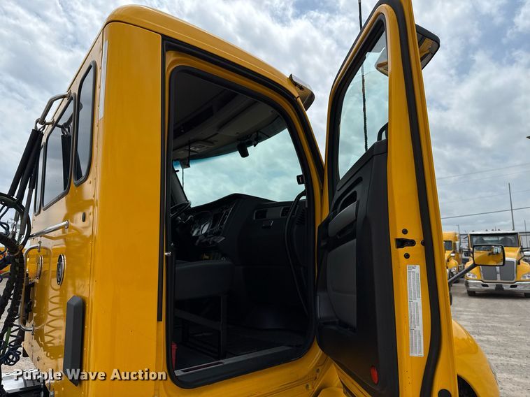 image for item EJ4588 2022 Kenworth T680 semi truck