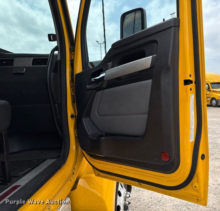 image for item EJ4588 2022 Kenworth T680 semi truck