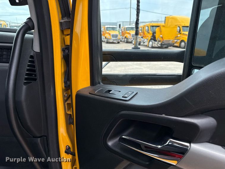 image for item EJ4588 2022 Kenworth T680 semi truck