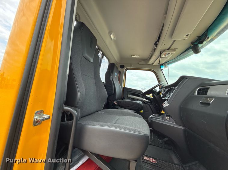 image for item EJ4588 2022 Kenworth T680 semi truck