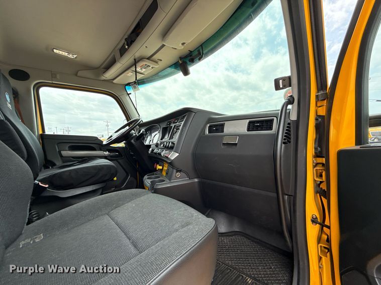 image for item EJ4588 2022 Kenworth T680 semi truck