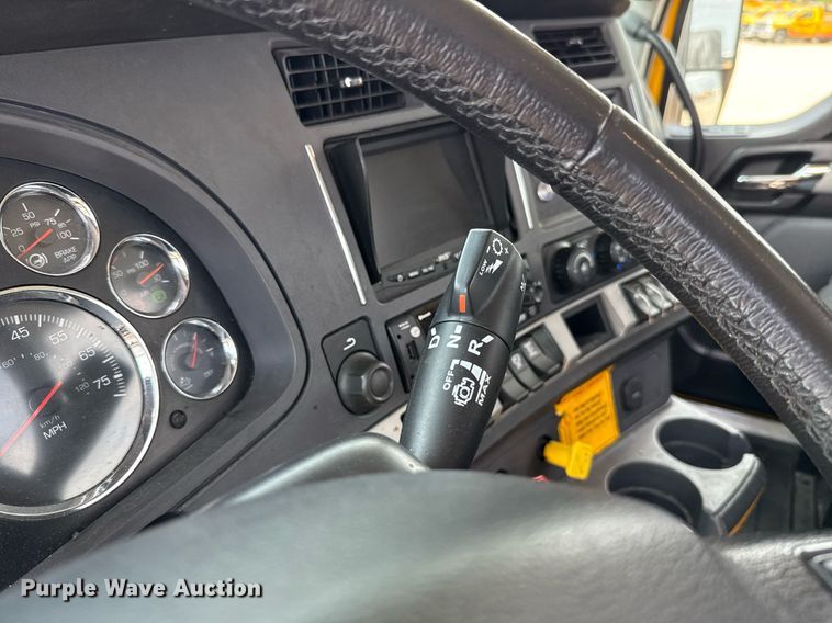 image for item EJ4588 2022 Kenworth T680 semi truck