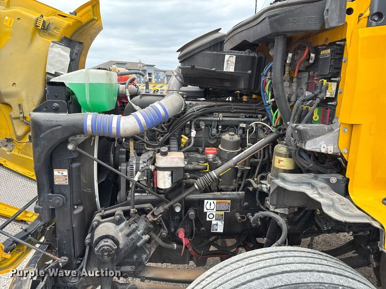 image for item EJ4588 2022 Kenworth T680 semi truck