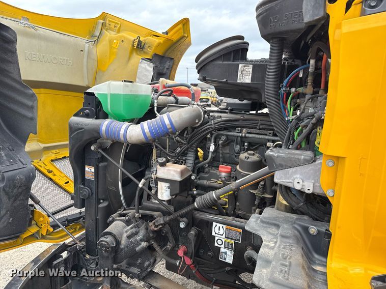 image for item EJ4588 2022 Kenworth T680 semi truck