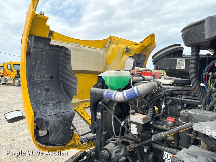 image for item EJ4588 2022 Kenworth T680 semi truck