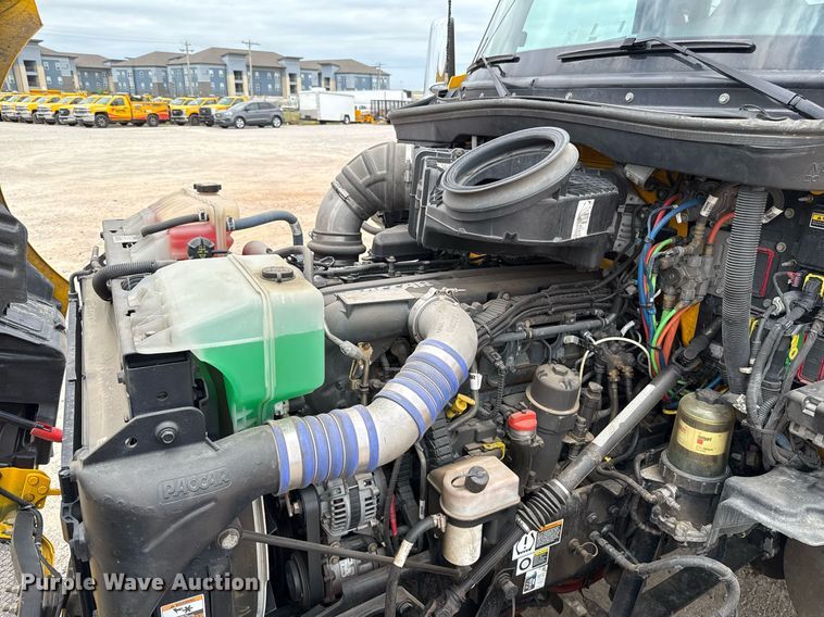 image for item EJ4588 2022 Kenworth T680 semi truck