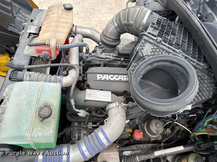 image for item EJ4588 2022 Kenworth T680 semi truck