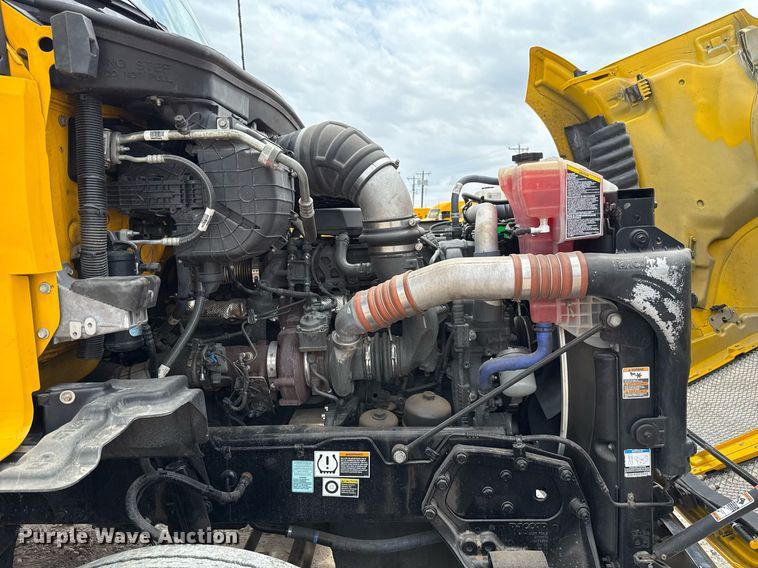 image for item EJ4588 2022 Kenworth T680 semi truck