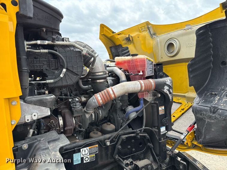 image for item EJ4588 2022 Kenworth T680 semi truck